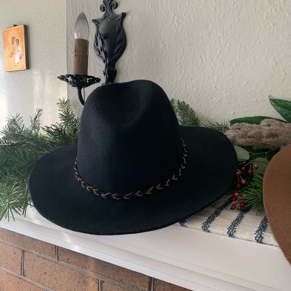 Pack of Cute Felt Hats for Winter! - Picture 5 of 7